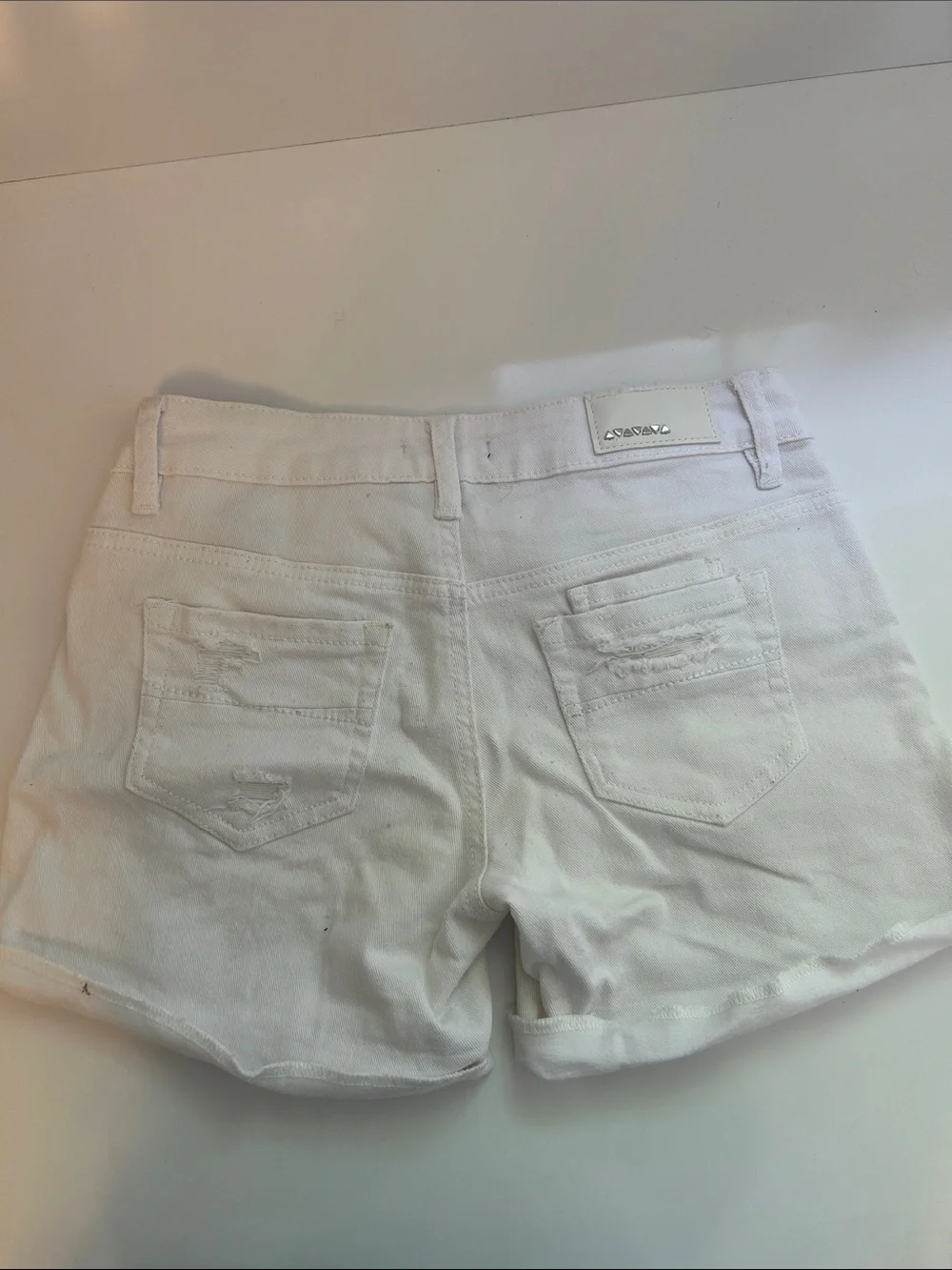 Dollhouse “Dylan” White Distressed Denim Juniors Shorts Size 1